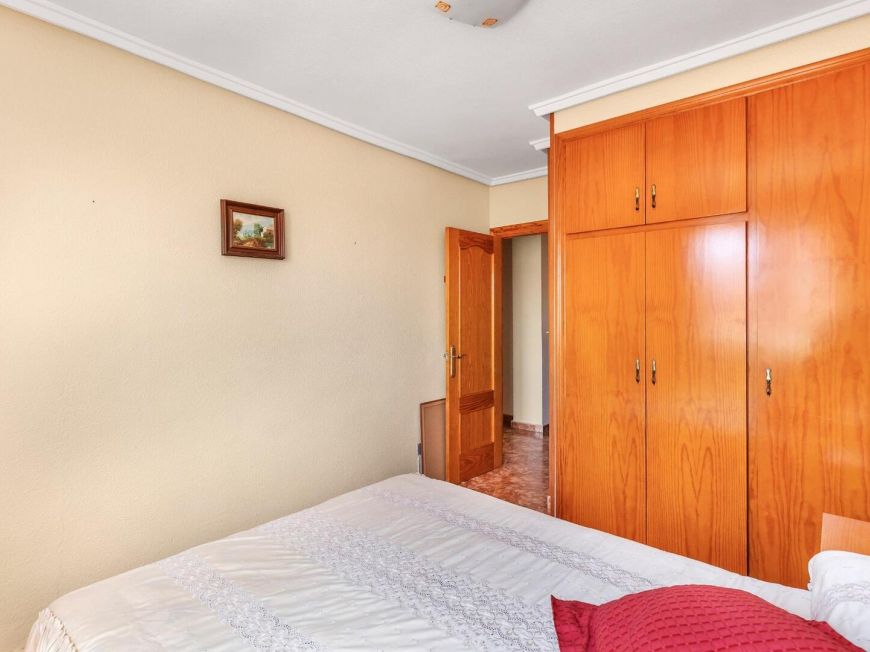 Španělsko Stunning 103m2 apartment just 250m from Playa del Cura. South facing with enclosed garage included.