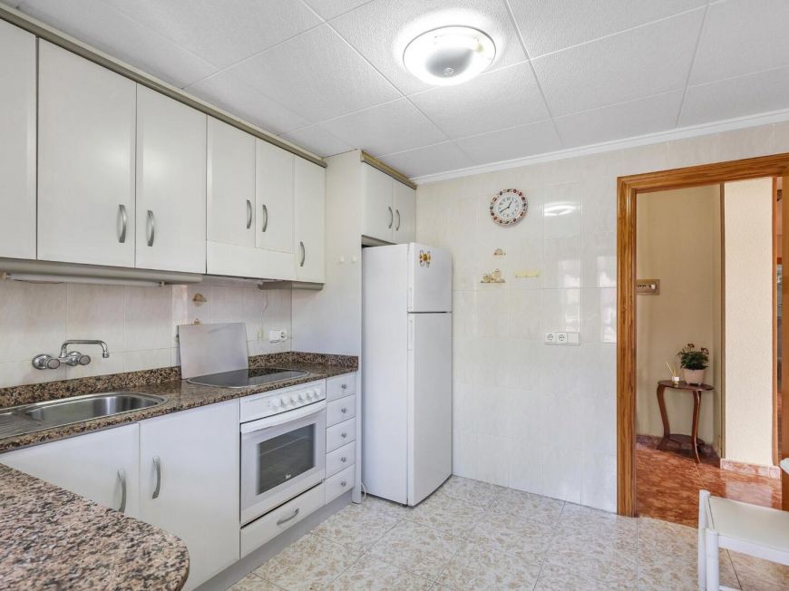 Španělsko Stunning 103m2 apartment just 250m from Playa del Cura. South facing with enclosed garage included.