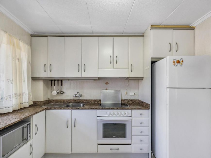 Španělsko Stunning 103m2 apartment just 250m from Playa del Cura. South facing with enclosed garage included.