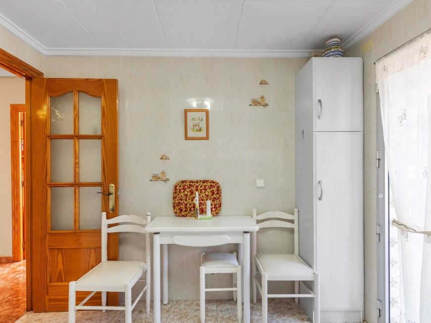Španělsko Stunning 103m2 apartment just 250m from Playa del Cura. South facing with enclosed garage included.
