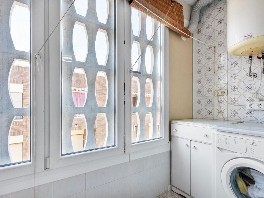 Španělsko Stunning 103m2 apartment just 250m from Playa del Cura. South facing with enclosed garage included.