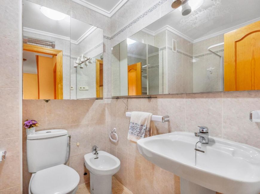 Španělsko Stunning 103m2 apartment just 250m from Playa del Cura. South facing with enclosed garage included.