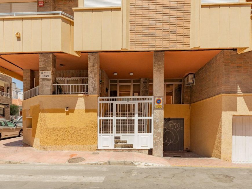Španělsko Stunning 103m2 apartment just 250m from Playa del Cura. South facing with enclosed garage included.