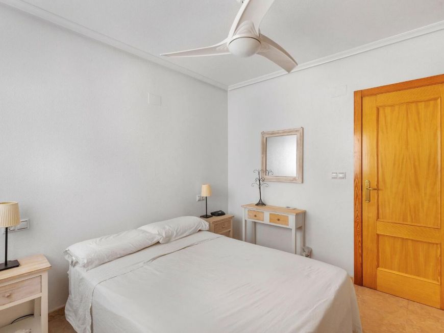Španělsko Impeccable two-bedroom apartment with pool and garage included in Nueva Torrevieja