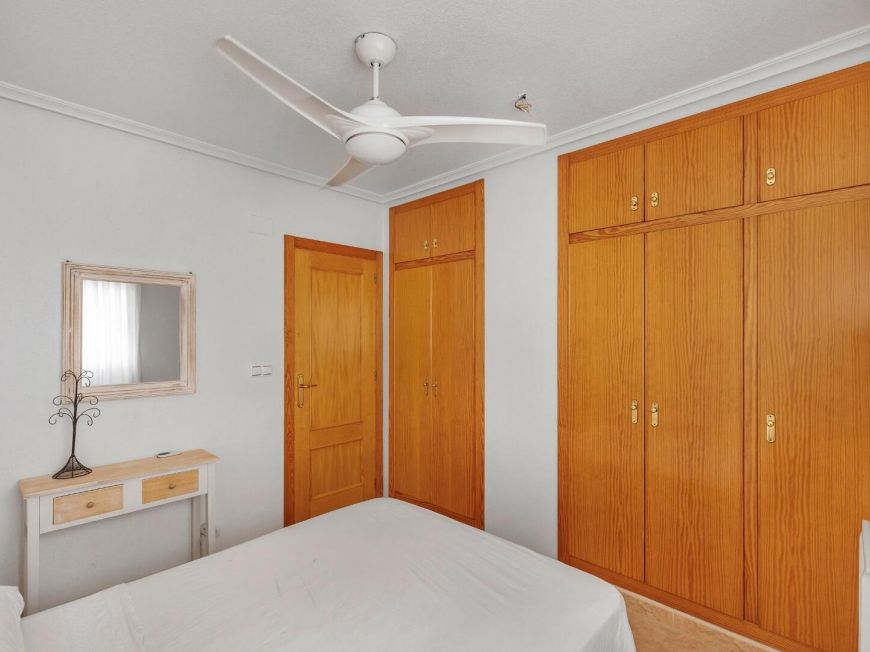 Španělsko Impeccable two-bedroom apartment with pool and garage included in Nueva Torrevieja