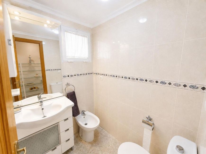 Španělsko Opportunity to own a 2-bedroom apartment with a pool and garage