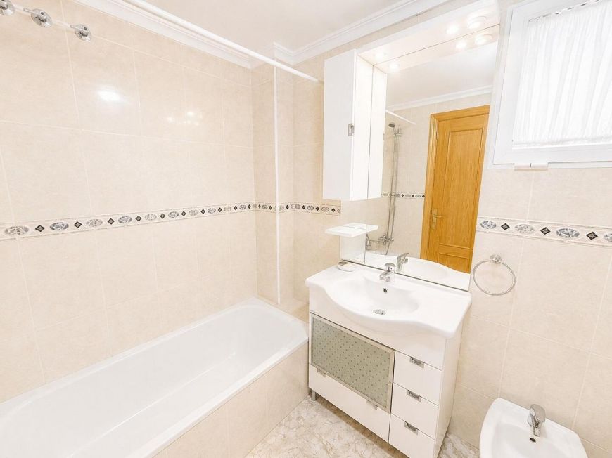 Španělsko Opportunity to own a 2-bedroom apartment with a pool and garage