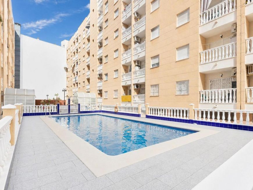 Španělsko Opportunity to own a 2-bedroom apartment with a pool and garage