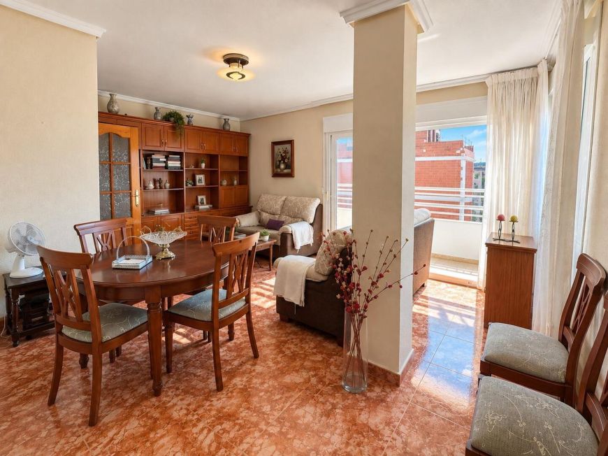 Španělsko Light, sun, and the beach just a 3-minute walk away! Top-floor apartment with an L-shaped terrace and enclosed garage in Playa del Cura.