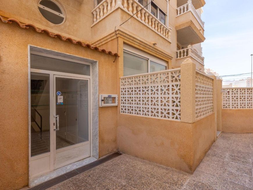 Španělsko Sunrise views and Mediterranean breezes in Nueva Torrevieja! 2 bedrooms + communal pool