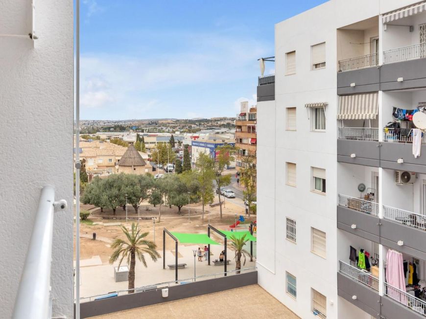 Španělsko 2-Bedroom Apartment with Pool, Garage and Storage Room Near the Centre of Torrevieja