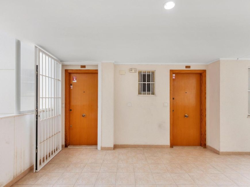 Španělsko 2-Bedroom Apartment with Pool, Garage and Storage Room Near the Centre of Torrevieja