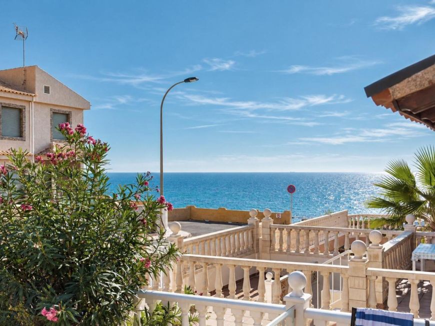 Španělsko Frontline townhouse with sea views
