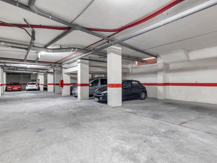 Španělsko Central and very bright apartment with a garage and a super convenient storage room on your same floor