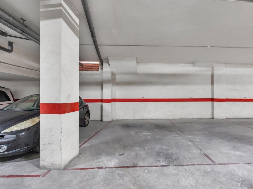 Španělsko Central and very bright apartment with a garage and a super convenient storage room on your same floor