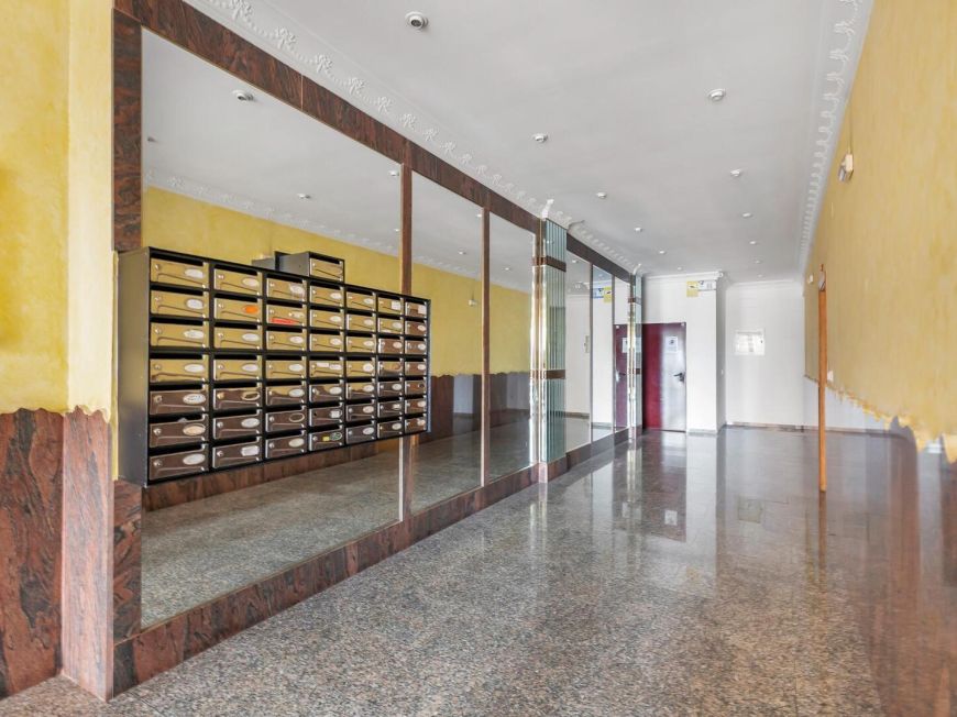 Španělsko Central and very bright apartment with a garage and a super convenient storage room on your same floor