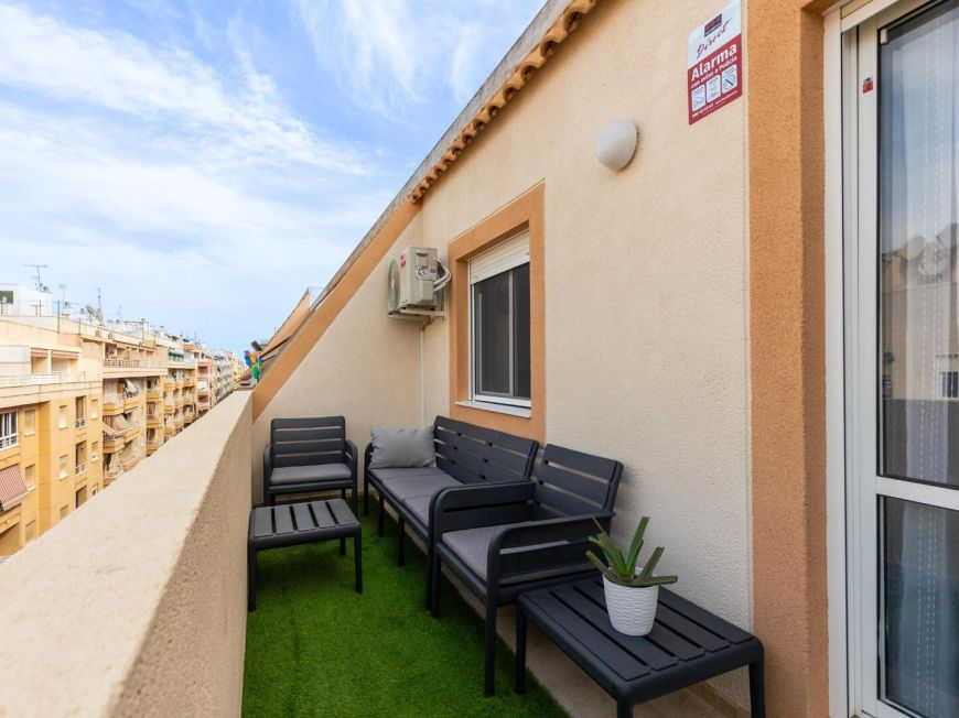Španělsko Stunning renovated three-bedroom corner penthouse in the Santa Gema residential complex.