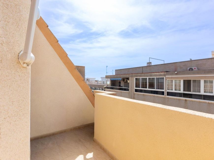 Španělsko Stunning renovated three-bedroom corner penthouse in the Santa Gema residential complex.