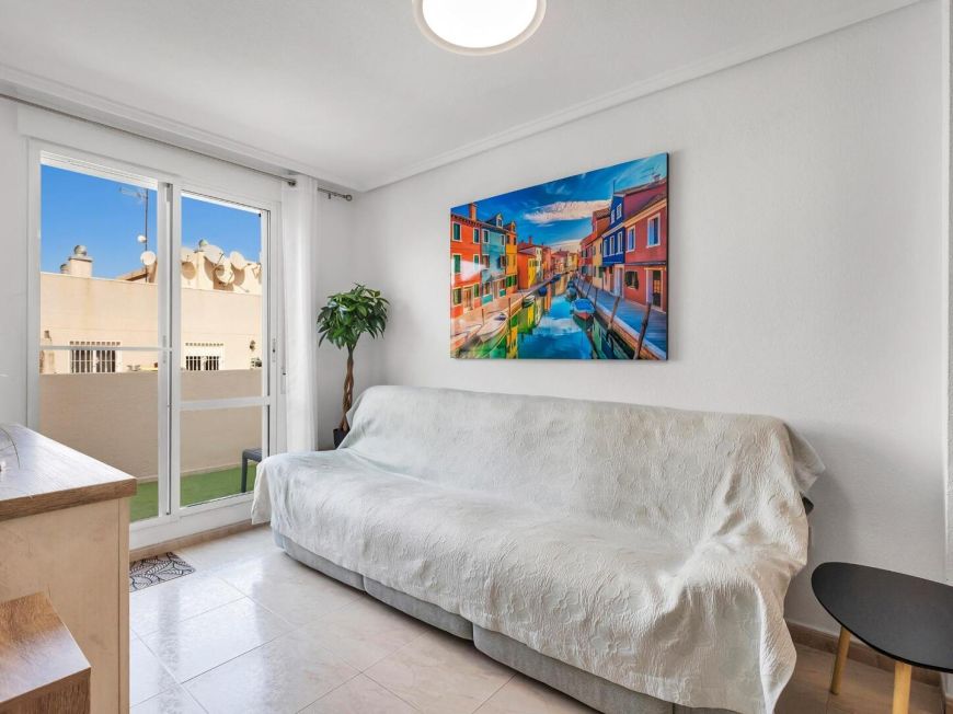 Španělsko Stunning renovated three-bedroom corner penthouse in the Santa Gema residential complex.