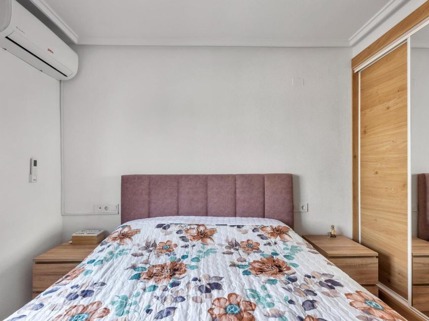 Španělsko Stunning renovated three-bedroom corner penthouse in the Santa Gema residential complex.