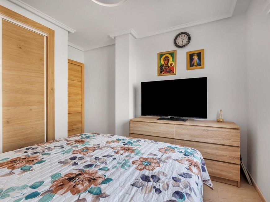 Španělsko Stunning renovated three-bedroom corner penthouse in the Santa Gema residential complex.