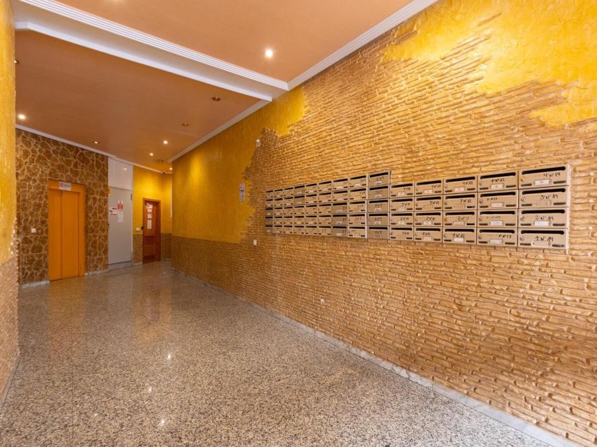 Španělsko Stunning renovated three-bedroom corner penthouse in the Santa Gema residential complex.