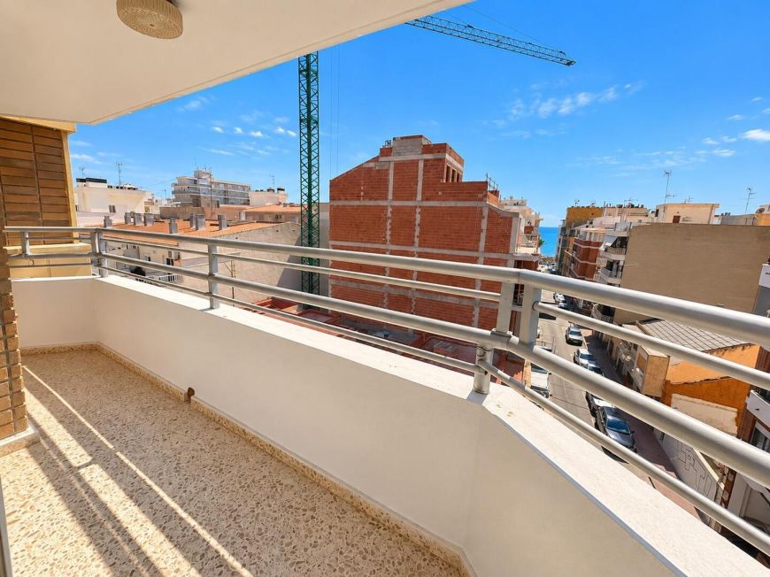 España ¡Luz, sol y playa a 3 minutos andando! Piso en última planta con terraza en L y garaje cerrado opcional en Playa del Cura