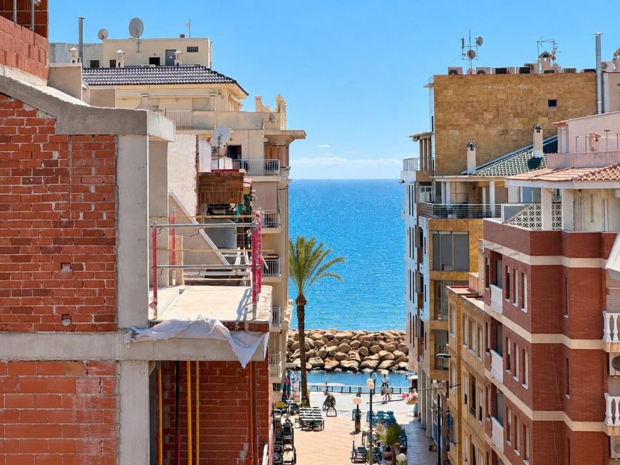 España ¡Luz, sol y playa a 3 minutos andando! Piso en última planta con terraza en L y garaje cerrado opcional en Playa del Cura