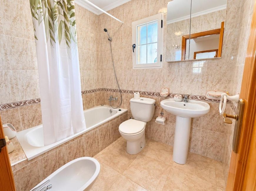 Španělsko Corner Townhouse with Large Plot and South Orientation in El Limonar