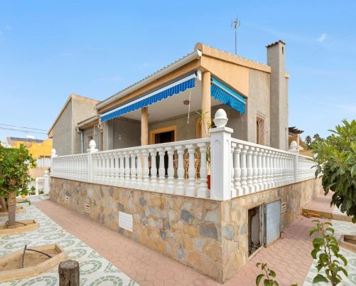 Magnificent Detached Villa in Nueva Torrevieja 4 bedrooms, 2 bathrooms, 2 parking places
