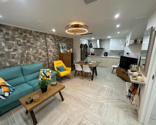 Duplex con piscina totalmente reformado y amueblado a estrenar, a 80 metros de la Playa de La Mata