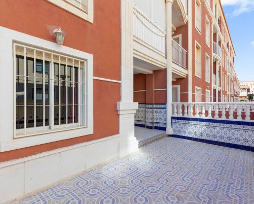 Ground floor apartment with garage included, 10 meters from the sea in La Mata