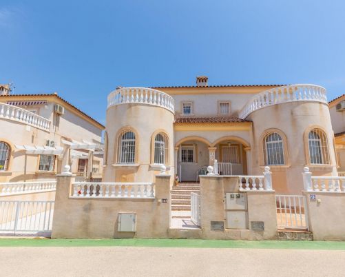 Charming townhouse in Aguas Nuevas – south-facing with communal pool