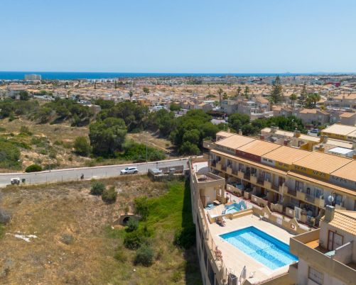 Spacious Triplex for Sale – South-Facing, 3 Floors, Close to the Beach