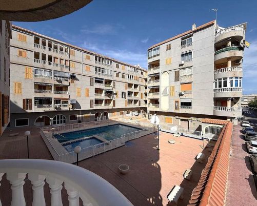 2-bedroom apartment, exterior-facing, 200m from the beach + South-facing + communal pool