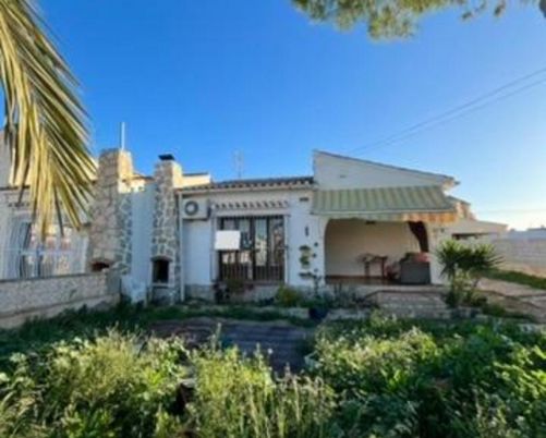 Opportunité de rénovation à Aguas Nuevas, terrain de près de 600 m2