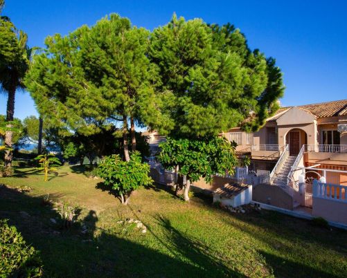 Renovated first-floor apartment with sea views, pool, tennis court and parking