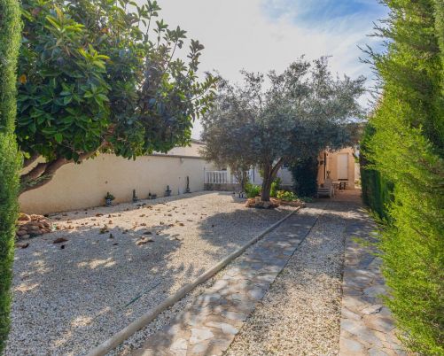 Opportunity: Chalet with large 317 m2 plot in El Chaparral – La Siesta