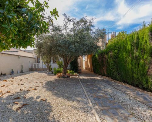 Oportunidad: Chalet con gran parcela de 317 m2 en El Chaparral – La Siesta