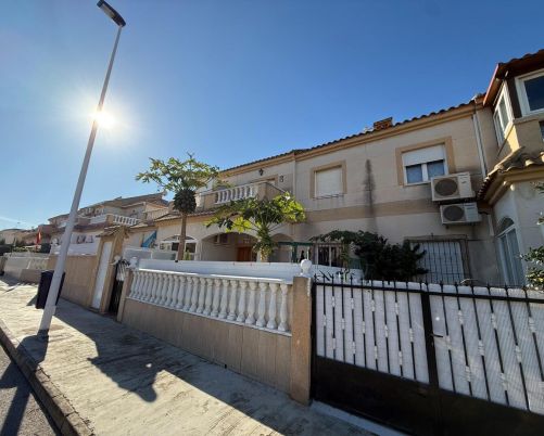 2-bedroom bungalow with pool and parking