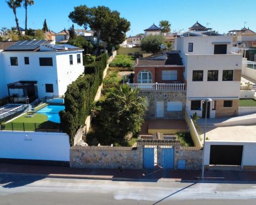 Semi-detached house with large plot and beautiful views in Torrevieja – Los Balcones area