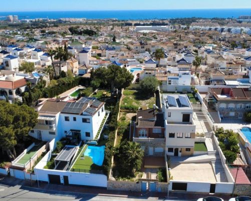 Semi-detached house with large plot and beautiful views in Torrevieja – Los Balcones area