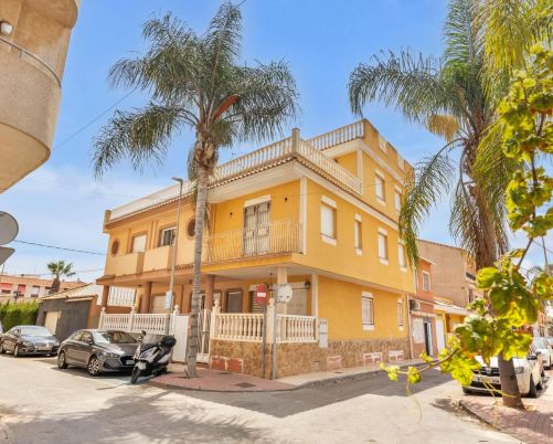 🏡 Large semi-detached 200m from the beach in Los Alcázares (Murcia) with 4 bedrooms + 2 bathrooms