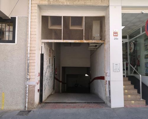 Opportunity!! Central parking space