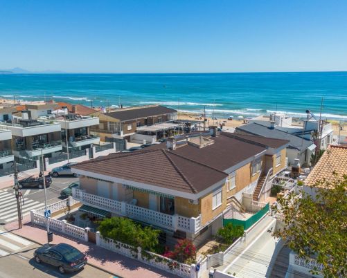 Upper Floor Bungalow in Los Europeos, Torrevieja - Just 50 meters from the beach