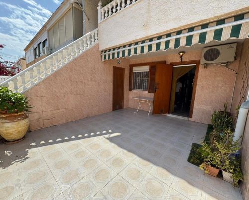 Bungalow im Erdgeschoss mit 3 Schlafzimmern und 2 Badezimmern, 300 m vom Strand Los Náufragos entfernt