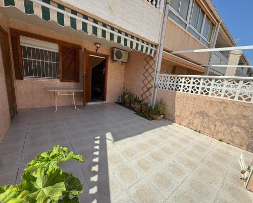 Ground floor bungalow with 3 bedrooms and 2 bathrooms, 300m from Los Náufragos Beach