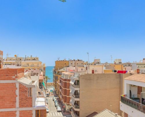 Stunning 103m2 apartment just 250m from Playa del Cura. South facing with enclosed garage included.