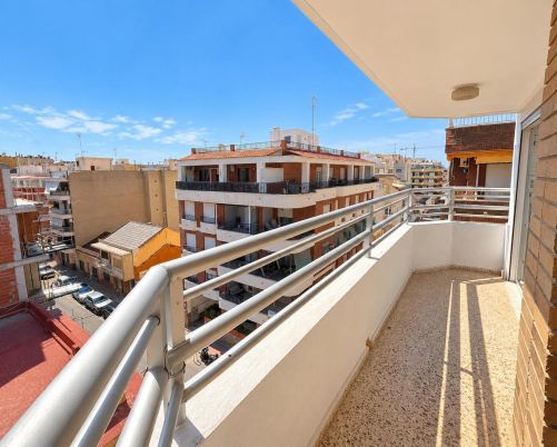 Light, sun, and the beach just a 3-minute walk away! Top-floor apartment with an L-shaped terrace and enclosed garage in Playa del Cura.