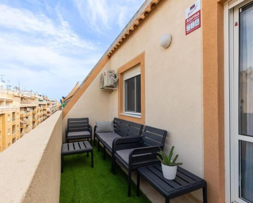 Stunning renovated three-bedroom corner penthouse in the Santa Gema residential complex.